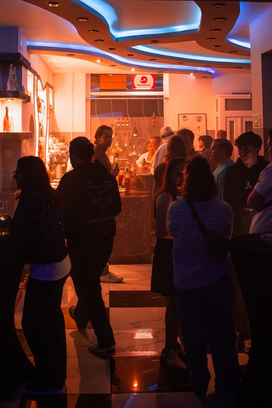 Stilvolle Gäste an der Bar bei einem Midnight Society Event