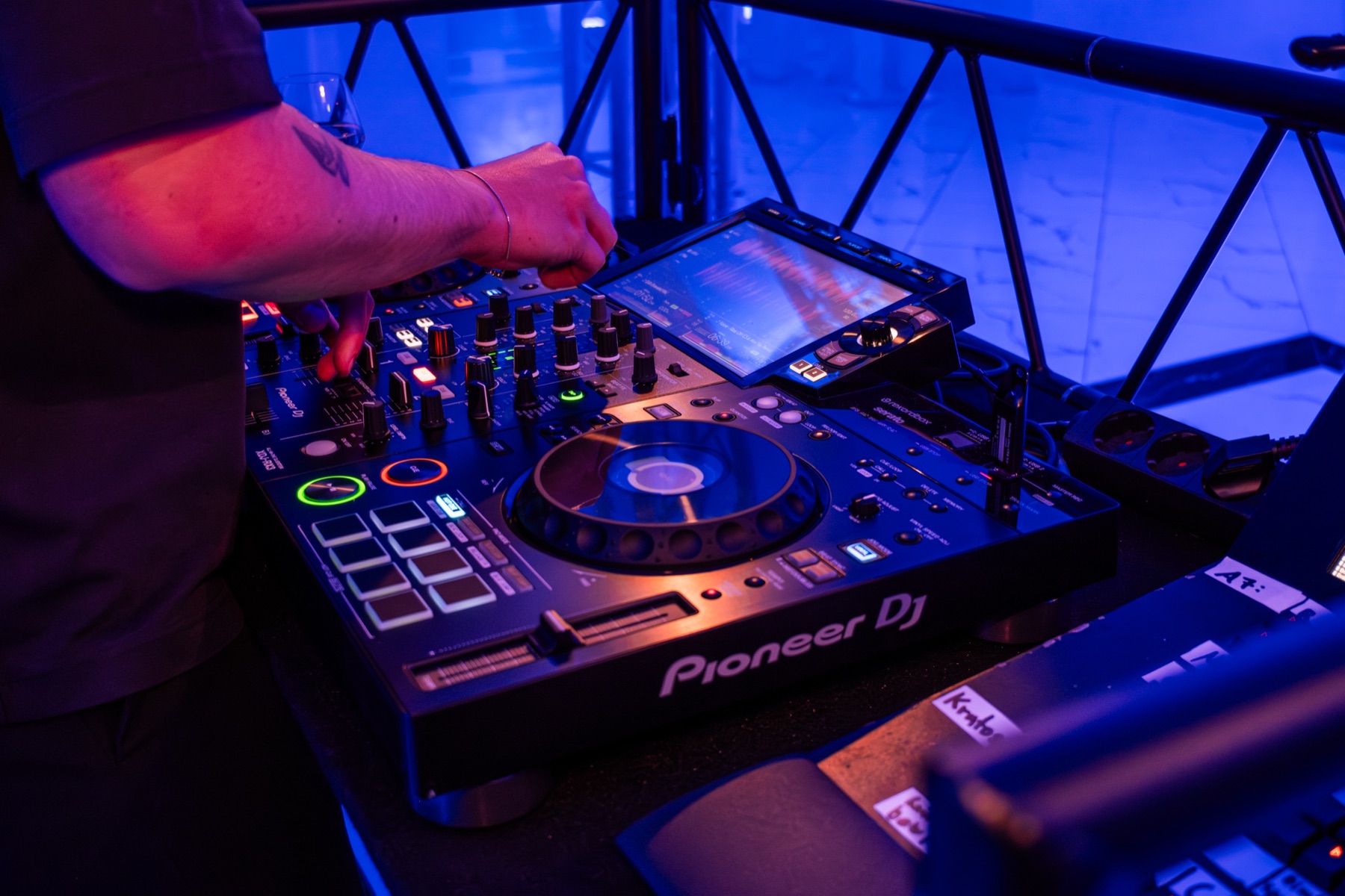 DJ legt House Music auf bei Midnight Society