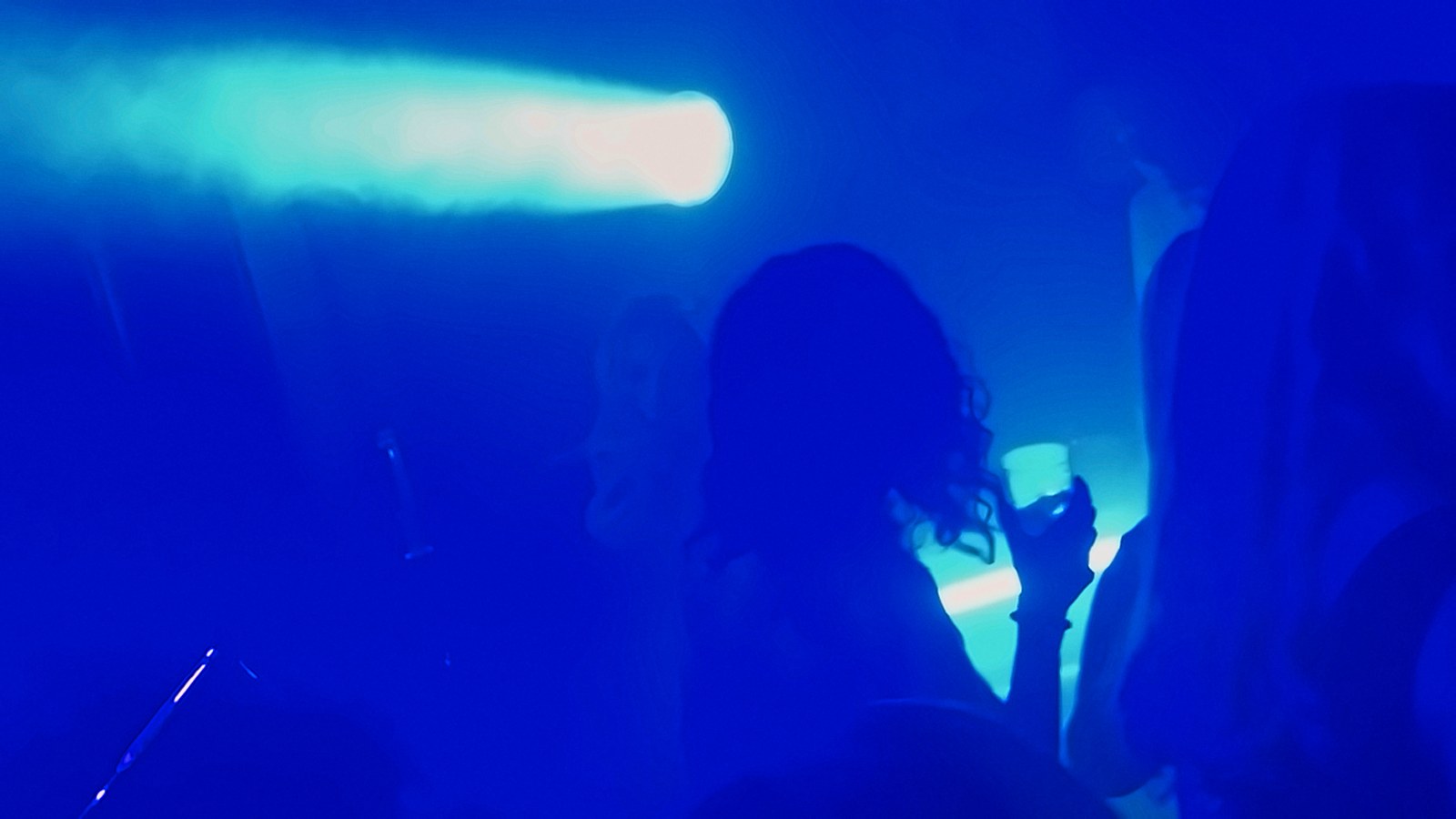 Silhouette einer Tänzerin im blauen Scheinwerferlicht