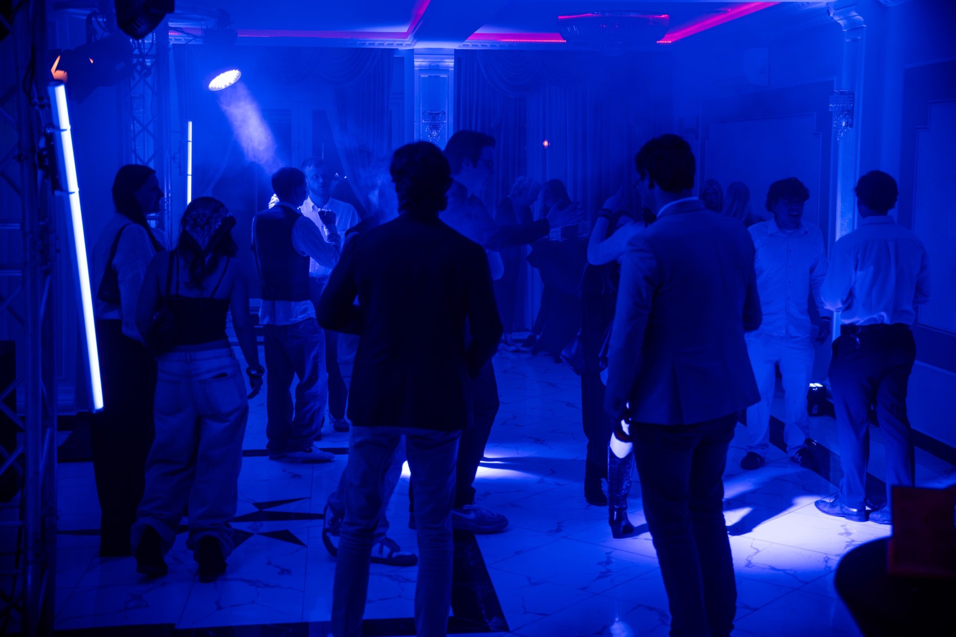 Midnight Society Event — Menschen tanzen in exklusiver Location